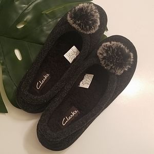 clarks pom pom slippers